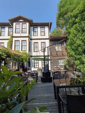 Chuveiro, produtos de toalete grátis, secador de cabelo 