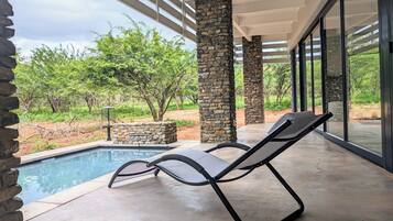 Alberca al aire libre y camastros