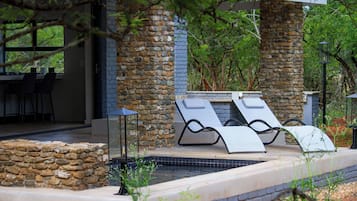 Romantic Bungalow, Garden View | Terrace/patio