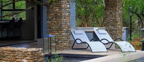 Romantic Bungalow, Garden View | Terrace/patio