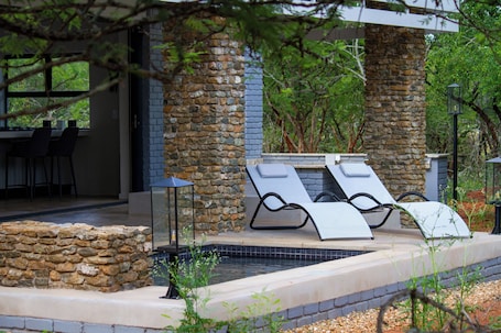 Romantic Bungalow, Garden View | Terrace/patio