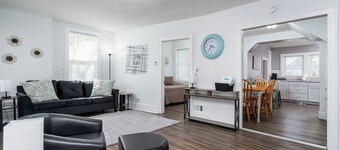 3 bed/1 bath lower unit conveniently located in Lakeside.