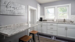 Unclassified image, 2 of 20, button - 3 bed/1 bath lower unit conveniently located in Lakeside. (Muskegon)