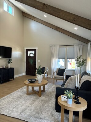 TV - The Milton House in Wilmot
(Wilmot)