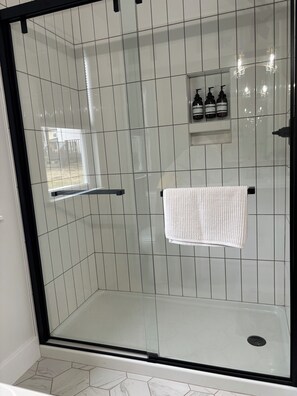 タオル、石鹸、トイレットペーパー