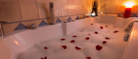 Regadera, secadora de cabello, toallas