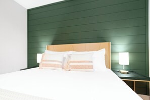 3 bedrooms, iron/ironing board, WiFi, bed sheets - Casa Boho- Fire Pit, BBQ, B-ball hoop (Fishers)