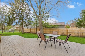 Outdoor dining - Casa Boho- Fire Pit, BBQ, B-ball hoop (Fishers)