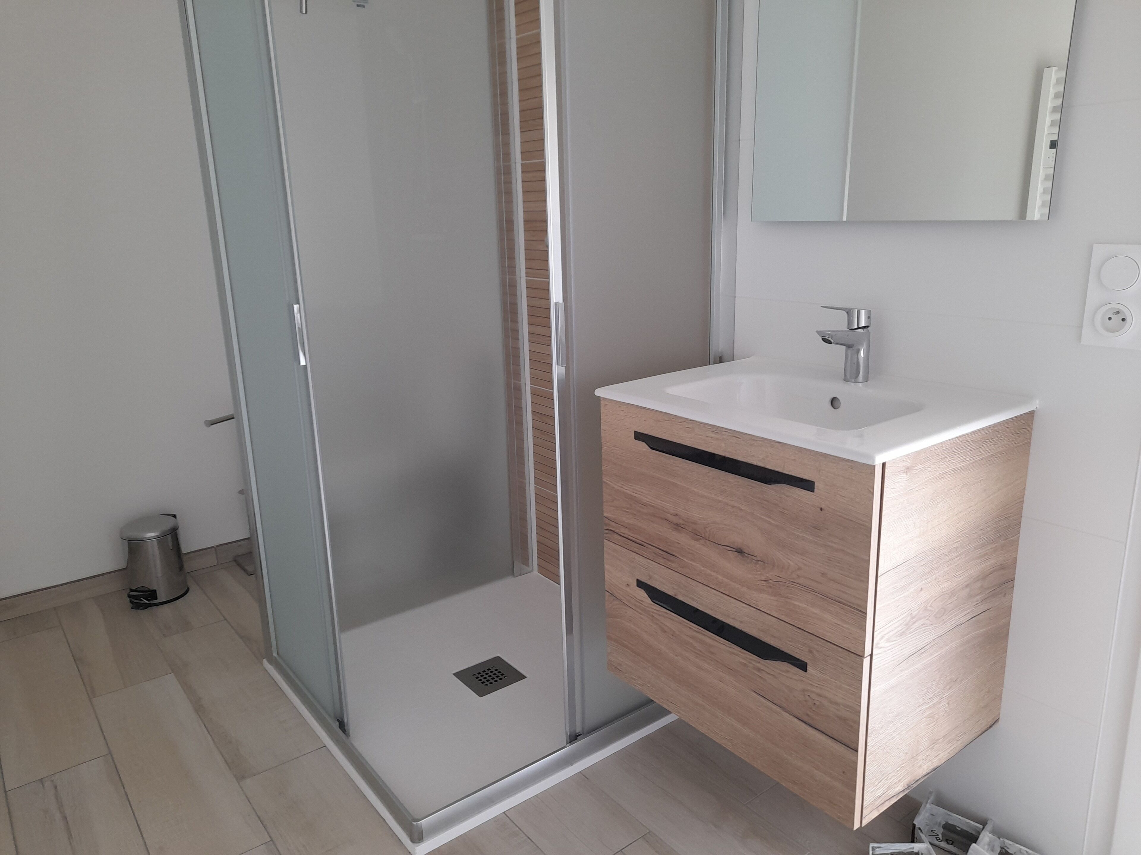 Dusche, Haartrockner, Handtücher, Seife