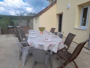 Outdoor dining - Gîte de la Petite Franchaise (Coudrecieux)