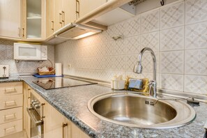 Réfrigérateur, micro-ondes, plaque de cuisson, cafetière/bouilloire