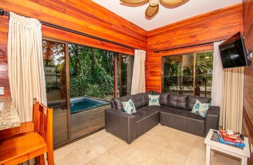 Casa Dharma Bum, Walk to Beach, Surf and Relax!