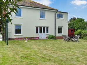 Outdoor dining - 4 bedroom accommodation in Freshwater (Freshwater)