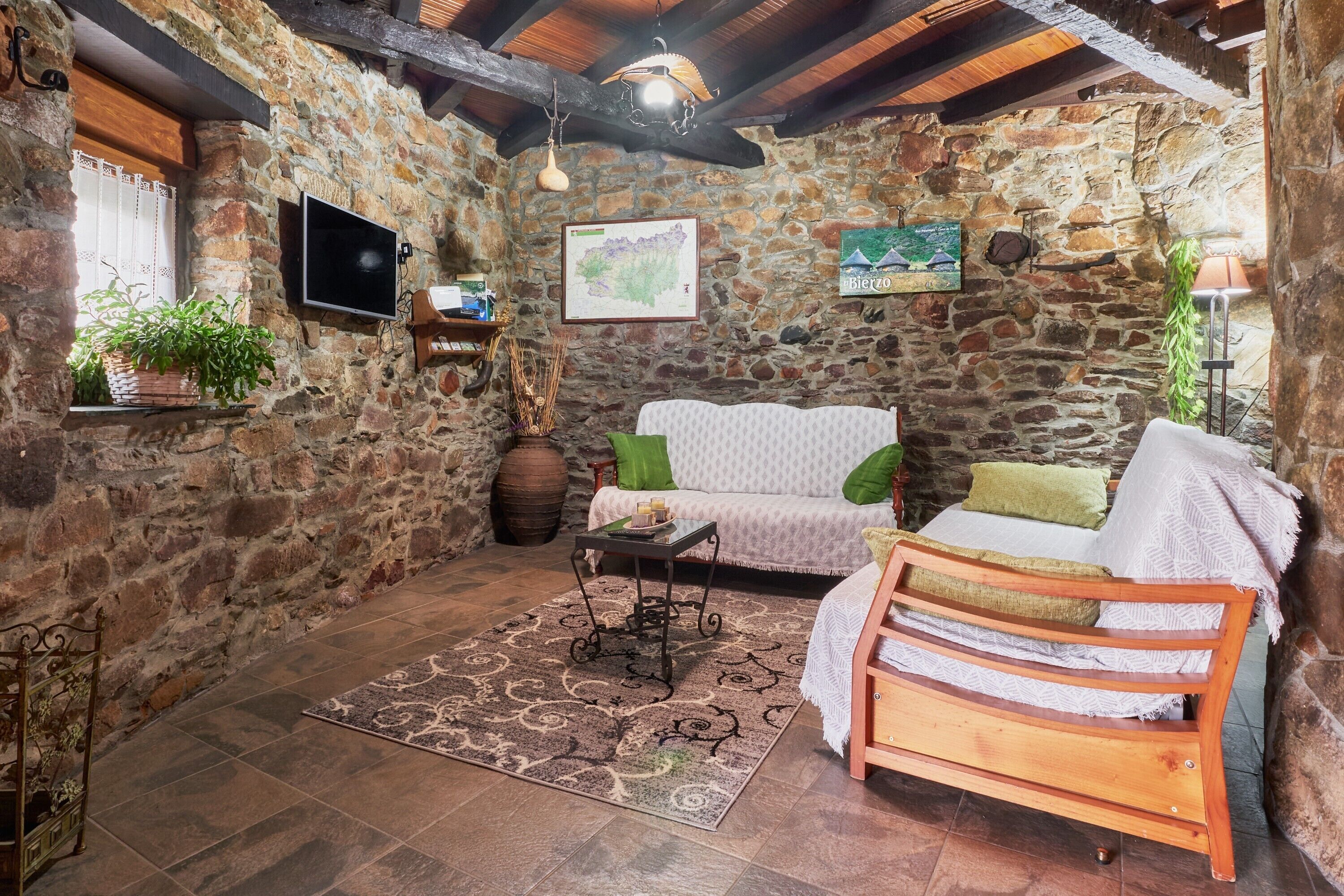 Télévision, cheminée, lecteur de DVD, table de tennis de table