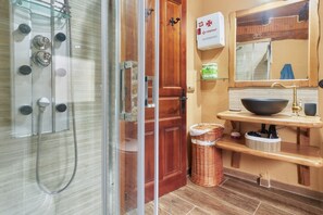 Ducha, secador de pelo, toallas