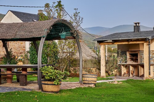 Casa Rural Abuelo Jose in El Bierzo – Private Pool, Mountain Views & Skiing