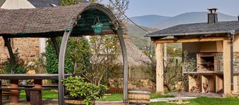 Casa Rural Abuelo Jose in El Bierzo – Private Pool, Mountain Views & Skiing