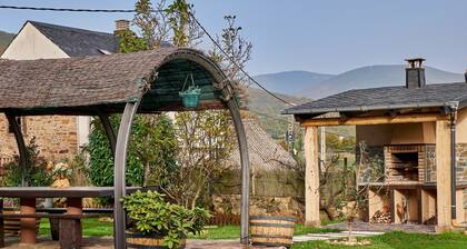 Casa Rural Abuelo Jose in El Bierzo – Private Pool, Mountain Views & Skiing