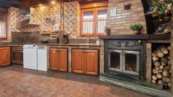 Een koelkast, een magnetron, een oven, een kookplaat