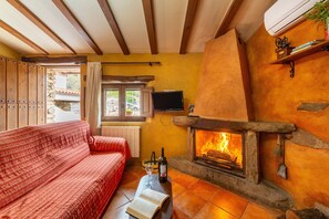 TV, fireplace - Holiday Home 'Casa Rural Jaraiz Vip' with Mountain View, Shared Pool and Wi-Fi (Laroya)
