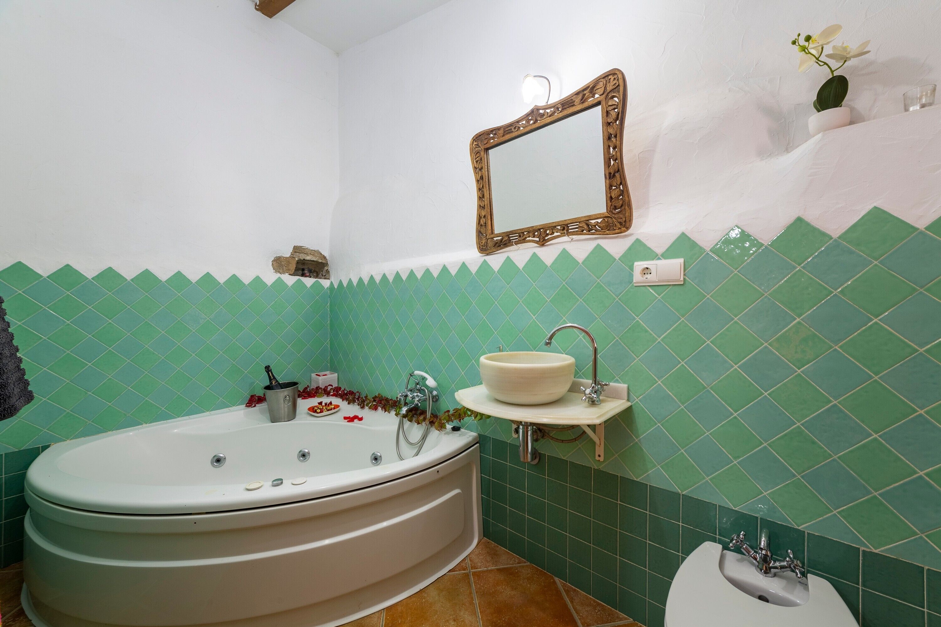 Un bagno con una vasca freestanding, un lavabo su piedistallo e uno specchio a parete.