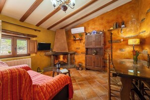 TV, fireplace - Holiday Home 'Casa Rural Jaraiz Vip' with Mountain View, Shared Pool and Wi-Fi (Laroya)