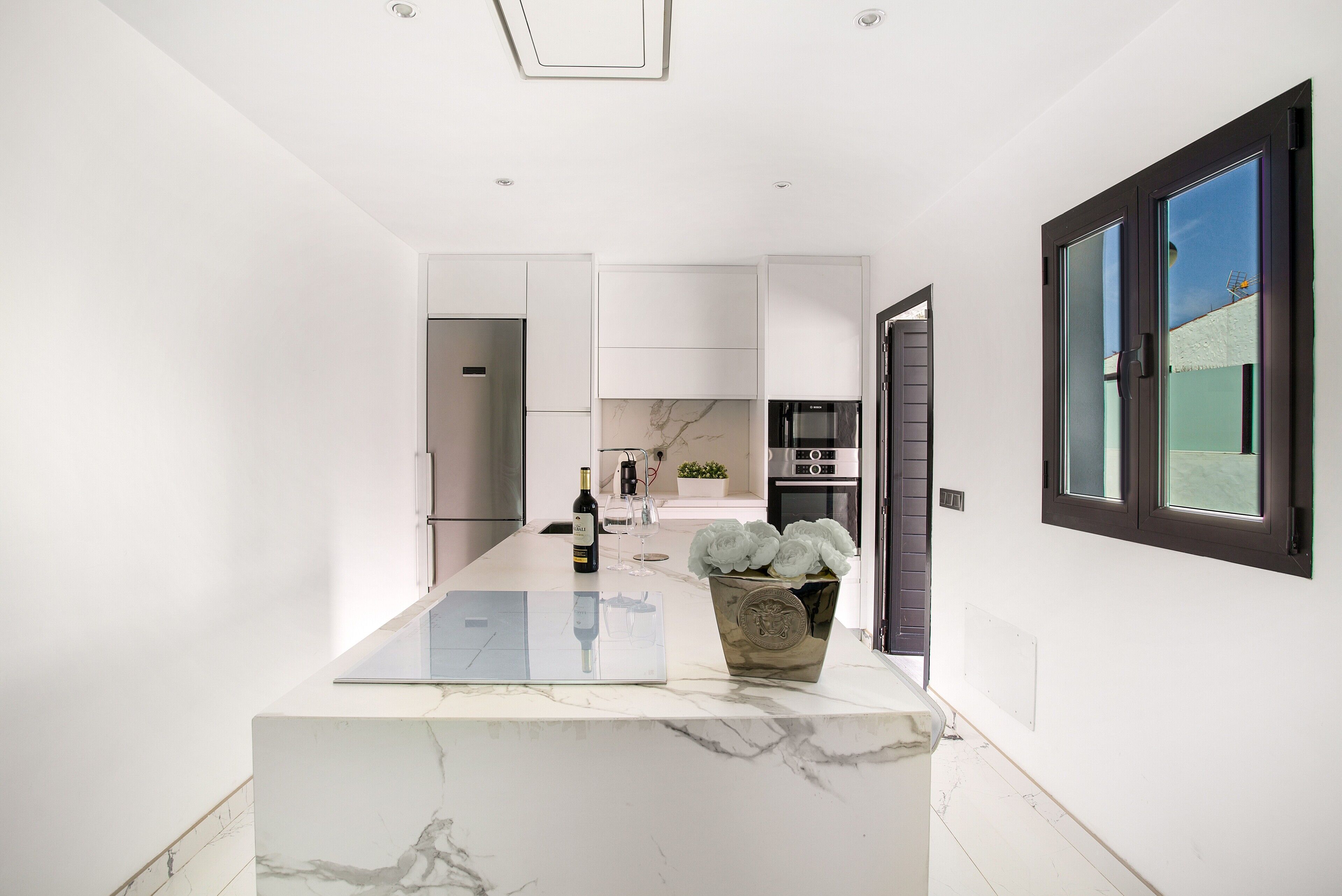 Geladeira, micro-ondas, fogão, cooktop