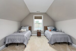 4 habitaciones, escritorio, tabla de planchar con plancha y wifi