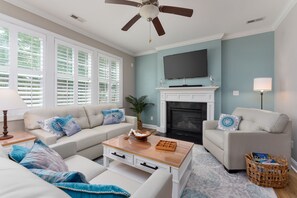 Smart TV, fireplace, books, offices - 🌲 Welcome to Cheswick Pines (Holly Ridge)