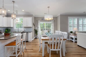 Dining - 🌲 Welcome to Cheswick Pines (Holly Ridge)