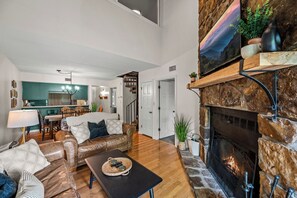 TV, fireplace - *Charming 3BDR Condo Near TOWN! Fireplace + POOL* (Gatlinburg)