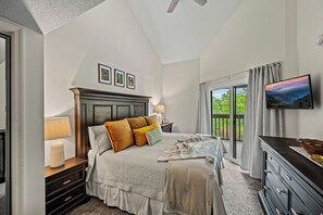 3 bedrooms, desk, free WiFi, bed sheets - *Charming 3BDR Condo Near TOWN! Fireplace + POOL* (Gatlinburg)