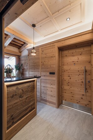 Interior - Chalet '5 55m²' with Mountain View, Shared Pool and Wi-Fi (Prissian)