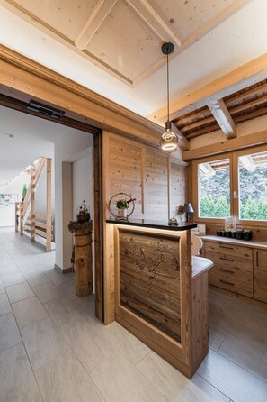 Lobby - Chalet '5 55m²' with Mountain View, Shared Pool and Wi-Fi (Prissian)