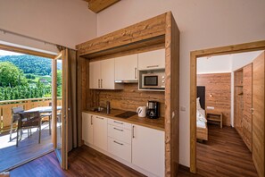 Réfrigérateur, micro-ondes, plaque de cuisson, lave-vaisselle