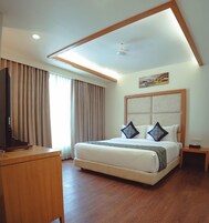 Club Double Room | Minibar, in-room safe, blackout drapes, soundproofing