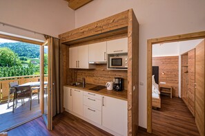 Een koelkast, een microgolfoven, een kookplaat, een vaatwasser