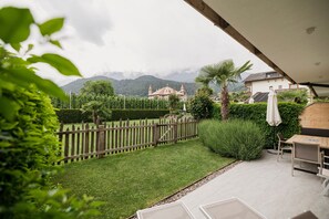 Outdoor dining - Chalet '3 65m²' with Mountain View, Shared Pool and Wi-Fi (Prissian)