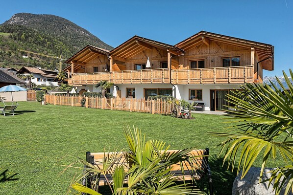 Exterior - Chalet '3 65m²' with Mountain View, Shared Pool and Wi-Fi (Prissian)