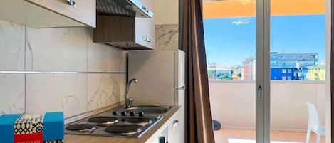 Fridge, oven, stovetop