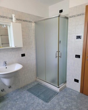 Regadera, secadora de cabello, bidet, toallas 