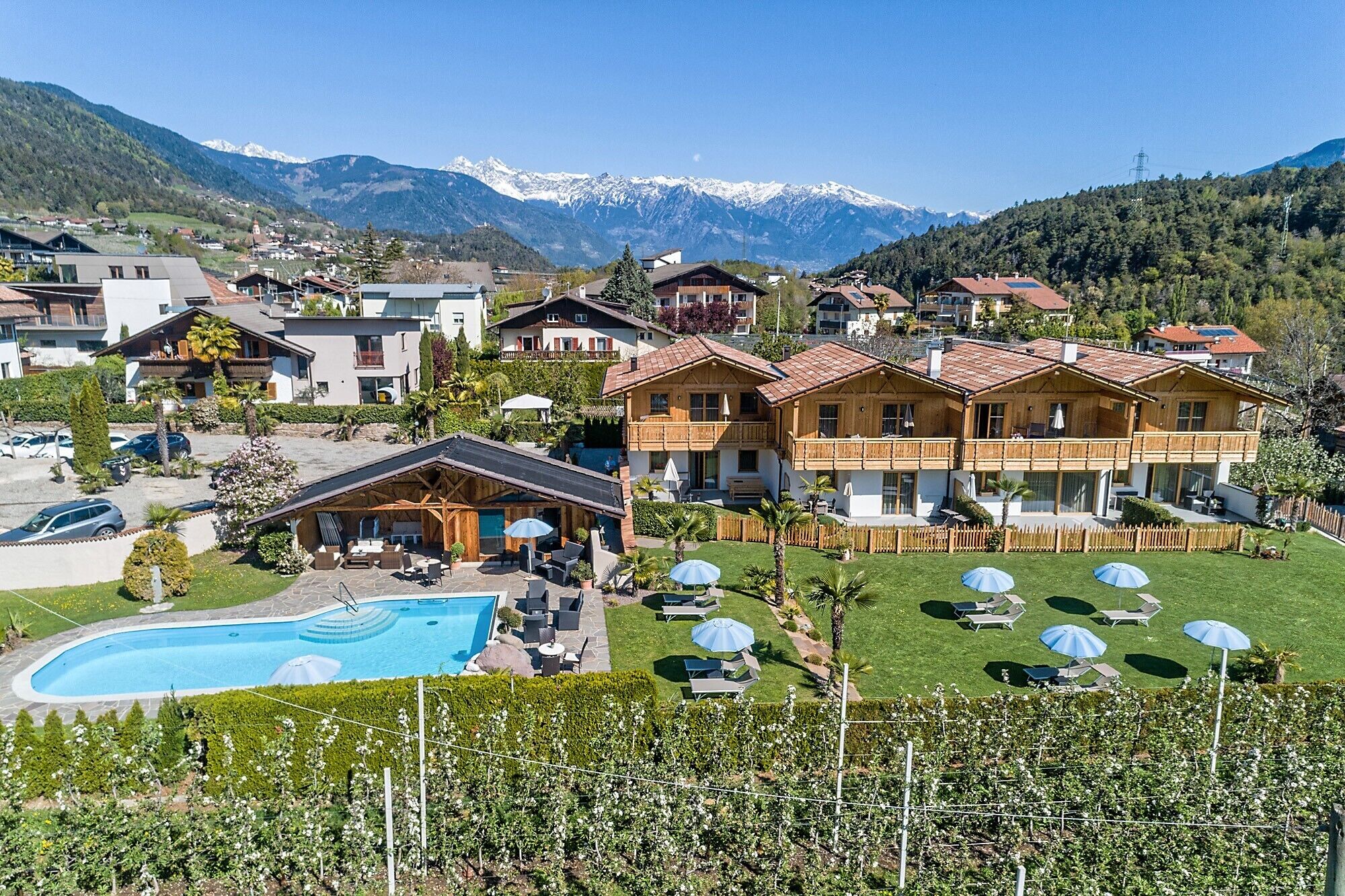 Resort com piscina, área de estar externa e vista para as montanhas.