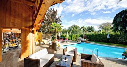 Chalet '6 65m²' with Mountain View, Shared Pool and Wi-Fi