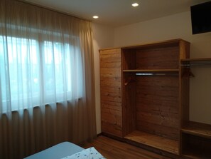 2 bedrooms, iron/ironing board, free WiFi, bed sheets - Chalet '6 65m²' with Mountain View, Shared Pool and Wi-Fi (Prissian)
