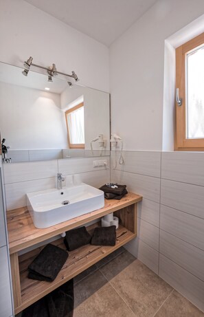 Shower, free toiletries, hair dryer, bathrobes - Chalet '6 65m²' with Mountain View, Shared Pool and Wi-Fi (Prissian)
