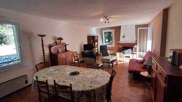 Televisie, een dvd-speler en boeken