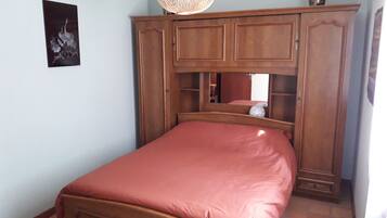 3 chambres, fer et planche à repasser, lit parapluie