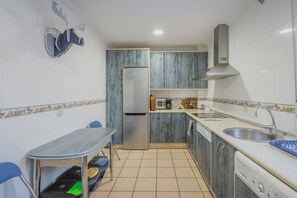 Een koelkast, een magnetron, een oven, een kookplaat