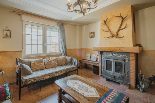 San Pelayo Country House in Burgos: 5 Bedrooms, Pool & Mountain Views