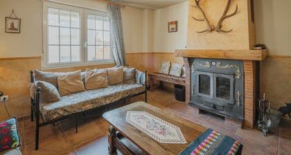 San Pelayo Country House in Burgos: 5 Bedrooms, Pool & Mountain Views